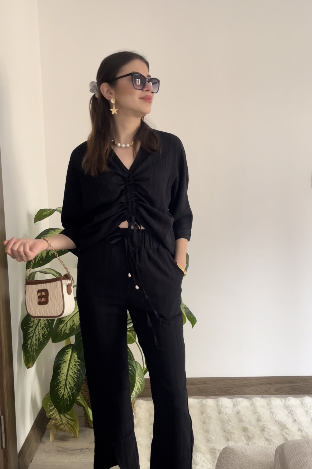 Siyah renk kaş kumaş önü büzgülü paça düğme detay takım